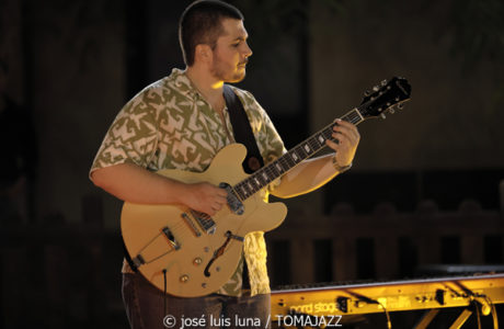 Goran Levi (37 Eivissa Jazz 2025. Passeig Vara de Rey. Eivissa. 2025-09-02) Por José Luis Luna Rocafort [INSTANTZZ AKA Galería fotográfica AKA Fotoblog de jazz, impro… y algo más] - Tomajazz - Goran Levi actuó en el 37 Eivissa Jazz 2025. José Luis Luna Rocafort lo retrata en INSTANTZZ. Intervinieron Goran Levi, Joan Garcías Tur, Josep Servera, Pere Miquel Molina