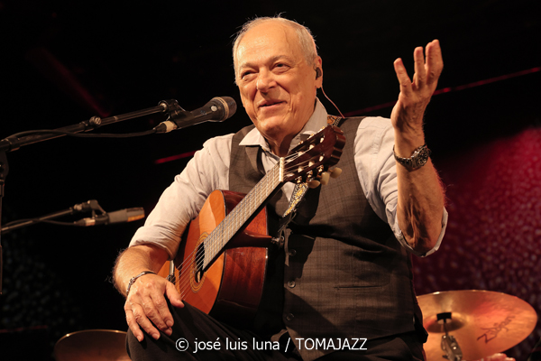 Toquinho (48 Festival de Jazz de Vitoria. 2025-07-19) Por José Luis Luna Rocafort [INSTANTZZ AKA Galería fotográfica AKA Fotoblog de jazz, impro… y algo más] - Tomajazz - Toquinho actuó en el 48 Festival de Jazz de Vitoria 2025. José Luis Luna Rocafort lo retrata en INSTANTZZ. Actuaron Toquinho, Dudu Penz, Mauro Martins, Camilla Faustino