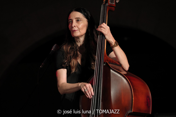Giulia Valle Trío (Jazz Palma Festival 2025. Castell de Bellver. Palma. 2025-08-21) Por José Luis Luna Rocafort [INSTANTZZ AKA Galería fotográfica AKA Fotoblog de jazz, impro… y algo más] - Tomajazz - Giulia Valle Trío (actuó en el Jazz Palma Festival 2025 en el Castell de Bellver el 21 de agosto de 2025. José Luis Luna Rocafort la retrata en INSTANTZZ. Actuaron