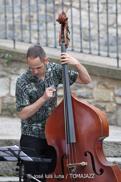 Nerea Arrieta Trío (48 Festival de Jazz de Vitoria. 2025-07-14) Por José Luis Luna Rocafort [INSTANTZZ AKA Galería fotográfica AKA Fotoblog de jazz, impro… y algo más] - Tomajazz - Nerea Arrieta Trío actuó en el 48 Festival de Jazz de Vitoria 2025. José Luis Luna Rocafort retrata el concierto en INSTANTZZ. Actuaron Nerea Arrieta, Fran Serrano, Raquel Arbeloa