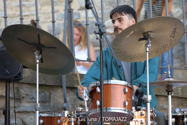 Malaka (48 Festival de Jazz de Vitoria. 2025-07-15) Por José Luis Luna Rocafort [INSTANTZZ AKA Galería fotográfica AKA Fotoblog de jazz, impro… y algo más] - Tomajazz - Malaka actuó en el 48 Festival de Jazz de Vitoria 2025. José Luis Luna Rocafort retrata el concierto en INSTANTZZ. Malaka son Gonzalo Encinal, Aitor Marimón, Beltrán del Álamo, Ager Alzola