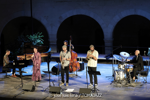 Hard Bop Drivers (Jazz Palma Festival 2025. Castell de Bellver. Palma. 2025-08-28) Por José Luis Luna Rocafort [INSTANTZZ AKA Galería fotográfica AKA Fotoblog de jazz, impro… y algo más] - Tomajazz - Hard Bop Drivers actuó en el Jazz Palma Festival 2025. José Luis Luna Rocafort los retrata en INSTANTZZ. Con Miquel Àngel Rigo, Pep Garau, Gori Matas, Marko Lohikari, Pep Lluís García, Sinéad Cormican