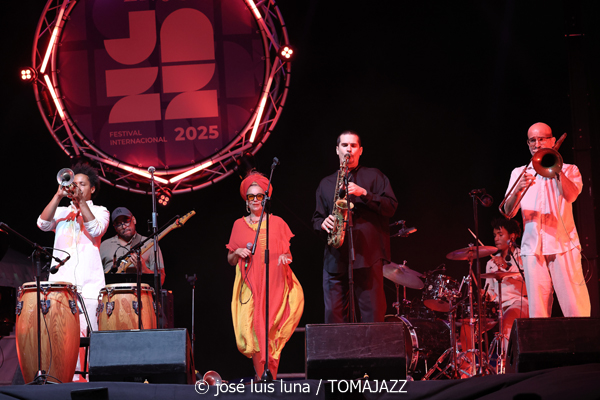 Carlos Sarduy & Groove Messengers (37 Eivissa Jazz 2025. Baluard de Santa Llúcia. Eivissa. 2025-09-06) Por José Luis Luna Rocafort [INSTANTZZ AKA Galería fotográfica AKA Fotoblog de jazz, impro… y algo más] - Tomajazz - Carlos Sarduy & Groove Messengers actuaron en el 37 Eivissa Jazz 2025. José Luis Luna Rocafort lo retrata en INSTANTZZ. Actuaron Carlos Sarduy, Alexey León, Vicent Tur, Abel Marcel, Aaron Puente, Jay Kalo Sánchez, Marina Abad, Noslen Ortega