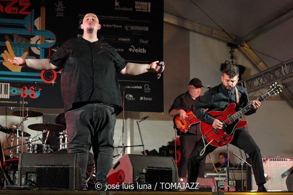 Rambalaya (48 Festival de Jazz de Vitoria. 2025-07-12) Por José Luis Luna Rocafort [INSTANTZZ AKA Galería fotográfica AKA Fotoblog de jazz, impro… y algo más] - Tomajazz - Rambalaya actuó en el 48 Festival de Jazz de Vitoria. José Luis Luna Rocafort retrata su concierto en INSTANTZZ. Rambalaya son Jonathan Herrero, Anton Jarl, Matías Míguez, Hector Martín, Nil Mujal, Àlex López, Raül Marc Portell