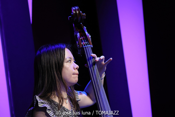 Milena Casado (48 Festival de Jazz de Vitoria. 2025-07-19) Por José Luis Luna Rocafort [INSTANTZZ AKA Galería fotográfica AKA Fotoblog de jazz, impro… y algo más] - Tomajazz - Milena Casado actuó en el 48 Festival de Jazz de Vitoria 2025. José Luis Luna Rocafort la retrata en INSTANTZZ. Actuaron Milena Casado, Morgan Guerin, Lex Korten, Kanoa Mendenhall, Jongkuk Kim
