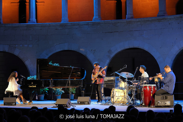 Glenda E (Jazz Palma Festival 2025. Castell de Bellver. Palma. 2025-08-07) Por José Luis Luna Rocafort [INSTANTZZ AKA Galería fotográfica AKA Fotoblog de jazz, impro… y algo más] - Tomajazz - Glenda E actuó en el Jazz Palma Festival 2025 en Castell de Bellver. José Luis Luna Rocafort lo retrata en INSTANTZZ. Actuaron Glenda E, Carlos Martín, Shayan Fathi, Abel Sanabria