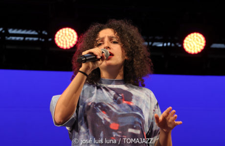 Dora Morelenbaum (48 Festival de Jazz de Vitoria. 2025-07-19) Por José Luis Luna Rocafort [INSTANTZZ AKA Galería fotográfica AKA Fotoblog de jazz, impro… y algo más] - Tomajazz - Dora Morelenbaum actuó en el 48 Festival de Jazz de Vitoria 2025. José Luis Luna Rocafort la retrata en INSTANTZZ. Actuaron Dora Morelenbaum: voz, órgano, guitarra eléctrica
Guilherme Lirio: guitarra eléctrica, órgano
Guto Wirti: bajo eléctrica
Daniel Conceiçao