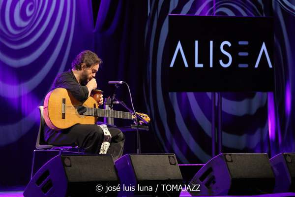 Yamandu Costa (48 Festival de Jazz de Vitoria. 2025-07-19) Por José Luis Luna Rocafort [INSTANTZZ AKA Galería fotográfica AKA Fotoblog de jazz, impro… y algo más] - Tomajazz - Yamandu Costa actuó en el 48 Festival de Jazz de Vitoria. 2025-07-19) Por José Luis Luna Rocafort [INSTANTZZ