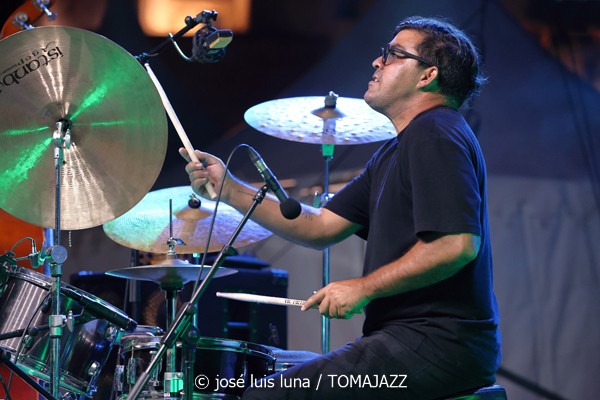 Álex Conde Trío (37 Eivissa Jazz 2025. 2025-09-04) Por José Luis Luna Rocafort [INSTANTZZ AKA Galería fotográfica AKA Fotoblog de jazz, impro… y algo más] - Tomajazz - Álex Conde Trío actuó en el 37 Eivissa Jazz 2025. José Luis Luna Rocafort lo retrata en INSTANTZZ. Actuaron Álex Conde, Pablo Martín Caminero, Michael Olivera