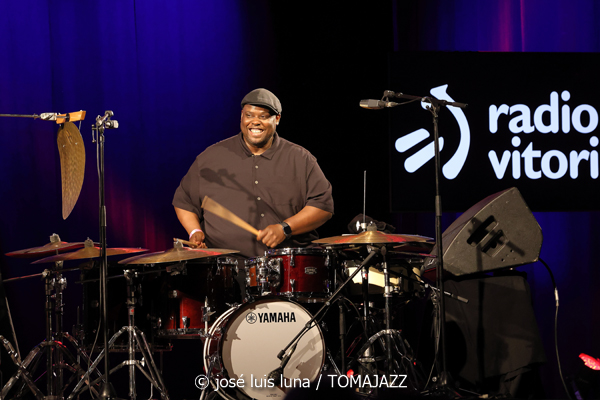 Kenny Barron Trio (48 Festival de Jazz de Vitoria. 2025-07-18) Por José Luis Luna Rocafort [INSTANTZZ AKA Galería fotográfica AKA Fotoblog de jazz, impro… y algo más] - Tomajazz - Kenny Barron Trio actuó en el 48 Festival de Jazz de Vitoria. José Luis Luna Rocafort lo retrata en INSTANTZZ. Actuaron Kenny Barron, Kiyoshi Kitagawa, Jonathan Blake