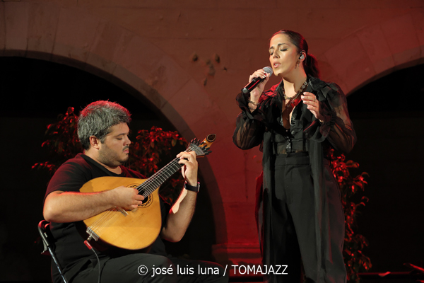 Sara Correira (Nits a Bellver. Palma. 2025-08-19) Por José Luis Luna Rocafort [INSTANTZZ AKA Galería fotográfica AKA Fotoblog de jazz, impro… y algo más] - Tomajazz - Sara Correira actuó en Nits a Bellver en el castillo situado en Palma el 19 de agosto de 2025. José Luis Luna Rocafort lo retrata en INSTANTZZ. Actuaron Sara Correira, Diogo Clemente, Ângelo Freire, Frederico Gato