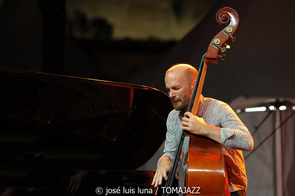 Jacky Terrasson Trio (37 Eivissa Jazz 2025. Baluard de Santa Llúcia. Eivissa. 2025-09-05) Por José Luis Luna Rocafort [INSTANTZZ AKA Galería fotográfica AKA Fotoblog de jazz, impro… y algo más] - Tomajazz - Jacky Terrasson Trio actuó en el 37 Eivissa Jazz 2025. José Luis Luna Rocafort retrata el concierto en INSTANTZZ. Actuaron Jacky Terrasson, Sylvain Romano, Marc Miralta