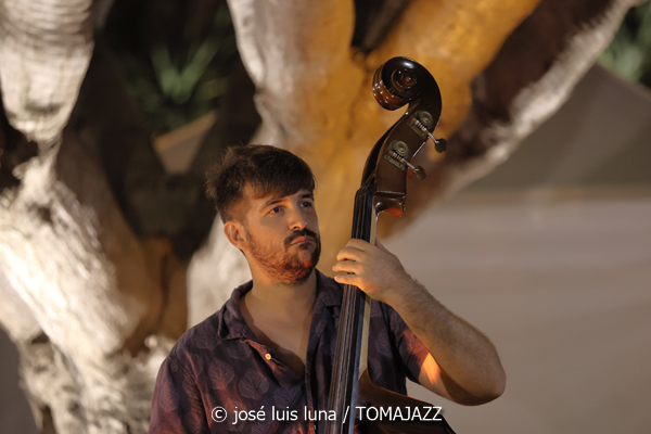 Goran Levi (37 Eivissa Jazz 2025. Passeig Vara de Rey. Eivissa. 2025-09-02) Por José Luis Luna Rocafort [INSTANTZZ AKA Galería fotográfica AKA Fotoblog de jazz, impro… y algo más] - Tomajazz - Goran Levi actuó en el 37 Eivissa Jazz 2025. José Luis Luna Rocafort lo retrata en INSTANTZZ. Intervinieron Goran Levi, Joan Garcías Tur, Josep Servera, Pere Miquel Molina