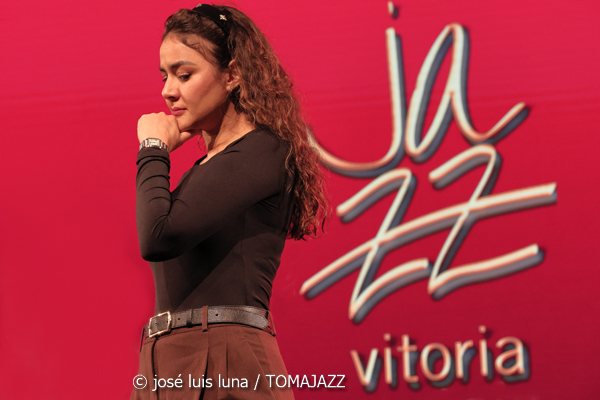 Toquinho (48 Festival de Jazz de Vitoria. 2025-07-19) Por José Luis Luna Rocafort [INSTANTZZ AKA Galería fotográfica AKA Fotoblog de jazz, impro… y algo más] - Tomajazz - Toquinho actuó en el 48 Festival de Jazz de Vitoria 2025. José Luis Luna Rocafort lo retrata en INSTANTZZ. Actuaron Toquinho, Dudu Penz, Mauro Martins, Camilla Faustino