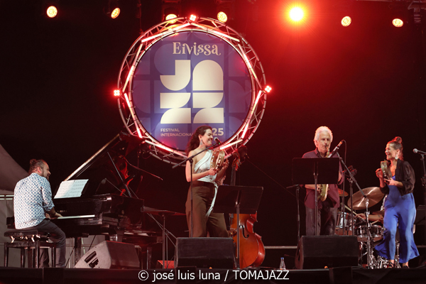 Eivissa Jazz Experience (37 Eivissa Jazz 2025. Baluard de Santa Llúcia. Eivissa. 2025-09-02) Por José Luis Luna Rocafort [INSTANTZZ AKA Galería fotográfica AKA Fotoblog de jazz, impro… y algo más] - Tomajazz - La actuación del Eivissa Jazz Experience es un clásico que no podía faltar en el 37 Eivissa Jazz 2025. José Luis Luna Rocafort lo retrata en INSTANTZZ. En 2025 participaron Abe Rábade, Perico Sambeat, María Toro, Antía Muiño, Reinier Elizarde "El Negrón", Michael Olivera