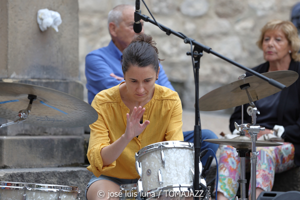 Nerea Arrieta Trío (48 Festival de Jazz de Vitoria. 2025-07-14) Por José Luis Luna Rocafort [INSTANTZZ AKA Galería fotográfica AKA Fotoblog de jazz, impro… y algo más] - Tomajazz - Nerea Arrieta Trío actuó en el 48 Festival de Jazz de Vitoria 2025. José Luis Luna Rocafort retrata el concierto en INSTANTZZ. Actuaron Nerea Arrieta, Fran Serrano, Raquel Arbeloa