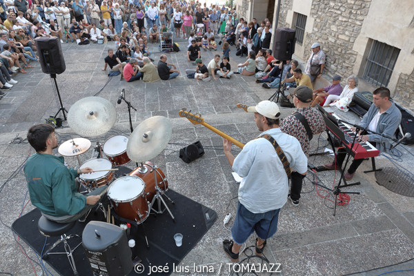 Malaka (48 Festival de Jazz de Vitoria. 2025-07-15) Por José Luis Luna Rocafort [INSTANTZZ AKA Galería fotográfica AKA Fotoblog de jazz, impro… y algo más] - Tomajazz - Malaka actuó en el 48 Festival de Jazz de Vitoria 2025. José Luis Luna Rocafort retrata el concierto en INSTANTZZ. Malaka son Gonzalo Encinal, Aitor Marimón, Beltrán del Álamo, Ager Alzola