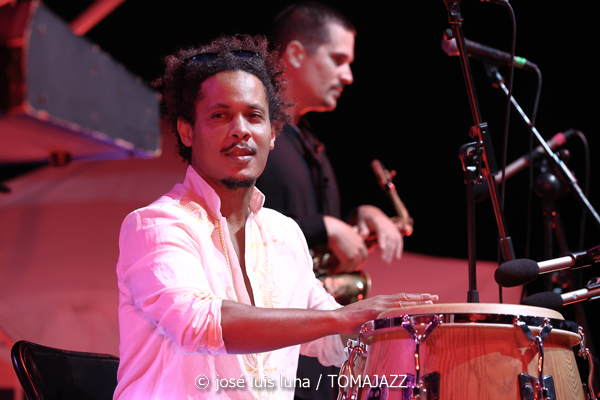 Carlos Sarduy & Groove Messengers (37 Eivissa Jazz 2025. Baluard de Santa Llúcia. Eivissa. 2025-09-06) Por José Luis Luna Rocafort [INSTANTZZ AKA Galería fotográfica AKA Fotoblog de jazz, impro… y algo más] - Tomajazz - Carlos Sarduy & Groove Messengers actuaron en el 37 Eivissa Jazz 2025. José Luis Luna Rocafort lo retrata en INSTANTZZ. Actuaron Carlos Sarduy, Alexey León, Vicent Tur, Abel Marcel, Aaron Puente, Jay Kalo Sánchez, Marina Abad, Noslen Ortega