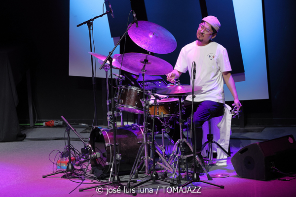 Milena Casado (48 Festival de Jazz de Vitoria. 2025-07-19) Por José Luis Luna Rocafort [INSTANTZZ AKA Galería fotográfica AKA Fotoblog de jazz, impro… y algo más] - Tomajazz - Milena Casado actuó en el 48 Festival de Jazz de Vitoria 2025. José Luis Luna Rocafort la retrata en INSTANTZZ. Actuaron Milena Casado, Morgan Guerin, Lex Korten, Kanoa Mendenhall, Jongkuk Kim