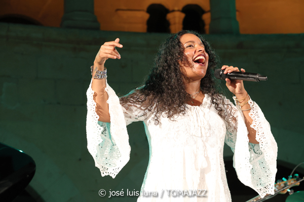 Glenda E (Jazz Palma Festival 2025. Castell de Bellver. Palma. 2025-08-07) Por José Luis Luna Rocafort [INSTANTZZ AKA Galería fotográfica AKA Fotoblog de jazz, impro… y algo más] - Tomajazz - Glenda E actuó en el Jazz Palma Festival 2025 en Castell de Bellver. José Luis Luna Rocafort lo retrata en INSTANTZZ. Actuaron Glenda E, Carlos Martín, Shayan Fathi, Abel Sanabria