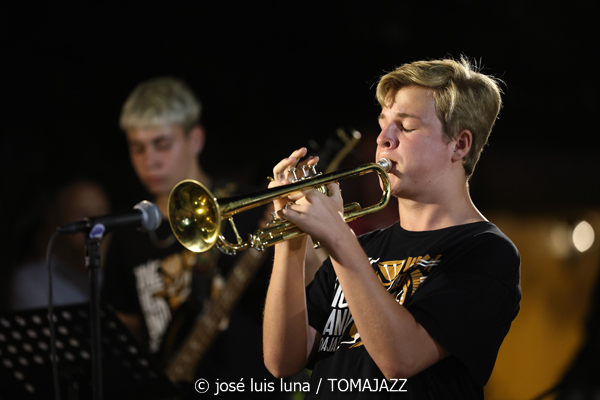 Jove Big Band Sedajazz (37 Eivissa Jazz 2025. Baluard de Santa Llúcia. Eivissa. 2025-09-01) Por José Luis Luna Rocafort [INSTANTZZ AKA Galería fotográfica AKA Fotoblog de jazz, impro… y algo más] - Tomajazz - Jove Big Band Sedajazz actuó en el 37 Eivissa Jazz 2025, el día 1 de septiembre. José Luis Luna Rocafort [INSTANTZZ