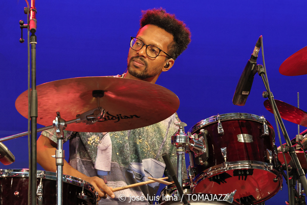 Dora Morelenbaum (48 Festival de Jazz de Vitoria. 2025-07-19) Por José Luis Luna Rocafort [INSTANTZZ AKA Galería fotográfica AKA Fotoblog de jazz, impro… y algo más] - Tomajazz - Dora Morelenbaum actuó en el 48 Festival de Jazz de Vitoria 2025. José Luis Luna Rocafort la retrata en INSTANTZZ. Actuaron Dora Morelenbaum: voz, órgano, guitarra eléctrica Guilherme Lirio: guitarra eléctrica, órgano Guto Wirti: bajo eléctrica Daniel Conceiçao