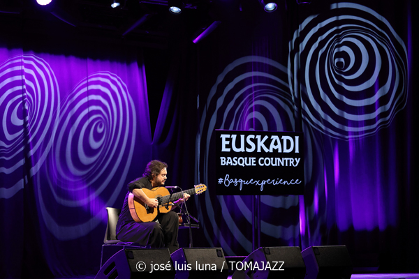 Yamandu Costa (48 Festival de Jazz de Vitoria. 2025-07-19) Por José Luis Luna Rocafort [INSTANTZZ AKA Galería fotográfica AKA Fotoblog de jazz, impro… y algo más] - Tomajazz - Yamandu Costa actuó en el 48 Festival de Jazz de Vitoria. 2025-07-19) Por José Luis Luna Rocafort [INSTANTZZ