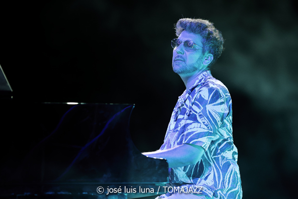 Álex Conde Trío (37 Eivissa Jazz 2025. 2025-09-04) Por José Luis Luna Rocafort [INSTANTZZ AKA Galería fotográfica AKA Fotoblog de jazz, impro… y algo más] - Tomajazz - Álex Conde Trío actuó en el 37 Eivissa Jazz 2025. José Luis Luna Rocafort lo retrata en INSTANTZZ. Actuaron Álex Conde, Pablo Martín Caminero, Michael Olivera