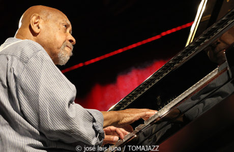 Kenny Barron Trio (48 Festival de Jazz de Vitoria. 2025-07-18) Por José Luis Luna Rocafort [INSTANTZZ AKA Galería fotográfica AKA Fotoblog de jazz, impro… y algo más] - Tomajazz - Kenny Barron Trio actuó en el 48 Festival de Jazz de Vitoria. José Luis Luna Rocafort lo retrata en INSTANTZZ. Actuaron Kenny Barron, Kiyoshi Kitagawa, Jonathan Blake