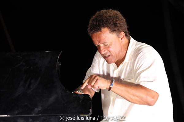 Jacky Terrasson Trio (37 Eivissa Jazz 2025. Baluard de Santa Llúcia. Eivissa. 2025-09-05) Por José Luis Luna Rocafort [INSTANTZZ AKA Galería fotográfica AKA Fotoblog de jazz, impro… y algo más] - Tomajazz - Jacky Terrasson Trio actuó en el 37 Eivissa Jazz 2025. José Luis Luna Rocafort retrata el concierto en INSTANTZZ. Actuaron Jacky Terrasson, Sylvain Romano, Marc Miralta