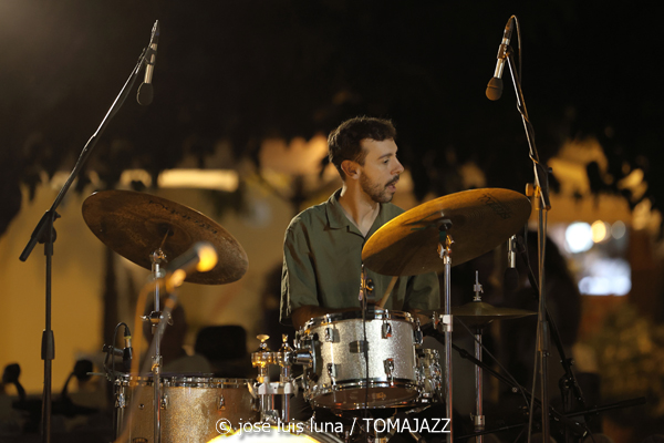 Goran Levi (37 Eivissa Jazz 2025. Passeig Vara de Rey. Eivissa. 2025-09-02) Por José Luis Luna Rocafort [INSTANTZZ AKA Galería fotográfica AKA Fotoblog de jazz, impro… y algo más] - Tomajazz - Goran Levi actuó en el 37 Eivissa Jazz 2025. José Luis Luna Rocafort lo retrata en INSTANTZZ. Intervinieron Goran Levi, Joan Garcías Tur, Josep Servera, Pere Miquel Molina