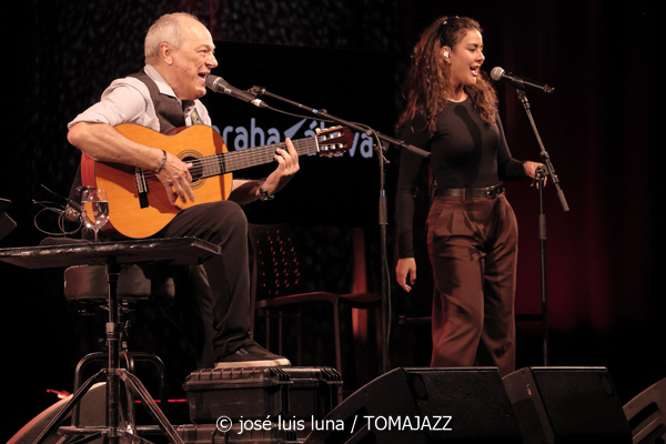 Toquinho (48 Festival de Jazz de Vitoria. 2025-07-19) Por José Luis Luna Rocafort [INSTANTZZ AKA Galería fotográfica AKA Fotoblog de jazz, impro… y algo más] - Tomajazz - Toquinho actuó en el 48 Festival de Jazz de Vitoria 2025. José Luis Luna Rocafort lo retrata en INSTANTZZ. Actuaron Toquinho, Dudu Penz, Mauro Martins, Camilla Faustino