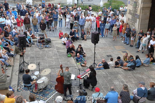 Nerea Arrieta Trío (48 Festival de Jazz de Vitoria. 2025-07-14) Por José Luis Luna Rocafort [INSTANTZZ AKA Galería fotográfica AKA Fotoblog de jazz, impro… y algo más] - Tomajazz - Nerea Arrieta Trío actuó en el 48 Festival de Jazz de Vitoria 2025. José Luis Luna Rocafort retrata el concierto en INSTANTZZ. Actuaron Nerea Arrieta, Fran Serrano, Raquel Arbeloa