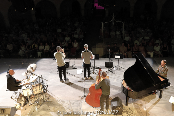 Hard Bop Drivers (Jazz Palma Festival 2025. Castell de Bellver. Palma. 2025-08-28) Por José Luis Luna Rocafort [INSTANTZZ AKA Galería fotográfica AKA Fotoblog de jazz, impro… y algo más] - Tomajazz - Hard Bop Drivers actuó en el Jazz Palma Festival 2025. José Luis Luna Rocafort los retrata en INSTANTZZ. Con Miquel Àngel Rigo, Pep Garau, Gori Matas, Marko Lohikari, Pep Lluís García, Sinéad Cormican