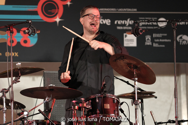 Rambalaya (48 Festival de Jazz de Vitoria. 2025-07-12) Por José Luis Luna Rocafort [INSTANTZZ AKA Galería fotográfica AKA Fotoblog de jazz, impro… y algo más] - Tomajazz - Rambalaya actuó en el 48 Festival de Jazz de Vitoria. José Luis Luna Rocafort retrata su concierto en INSTANTZZ. Rambalaya son Jonathan Herrero, Anton Jarl, Matías Míguez, Hector Martín, Nil Mujal, Àlex López, Raül Marc Portell