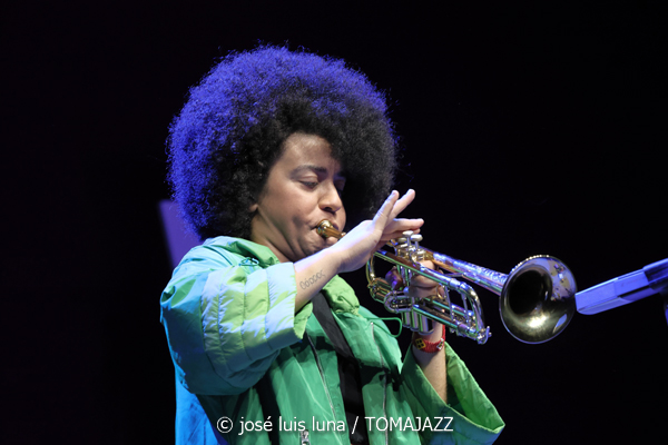 Milena Casado (48 Festival de Jazz de Vitoria. 2025-07-19) Por José Luis Luna Rocafort [INSTANTZZ AKA Galería fotográfica AKA Fotoblog de jazz, impro… y algo más] - Tomajazz - Milena Casado actuó en el 48 Festival de Jazz de Vitoria 2025. José Luis Luna Rocafort la retrata en INSTANTZZ. Actuaron Milena Casado, Morgan Guerin, Lex Korten, Kanoa Mendenhall, Jongkuk Kim