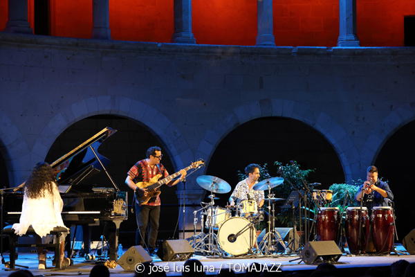 Glenda E (Jazz Palma Festival 2025. Castell de Bellver. Palma. 2025-08-07) Por José Luis Luna Rocafort [INSTANTZZ AKA Galería fotográfica AKA Fotoblog de jazz, impro… y algo más] - Tomajazz - Glenda E actuó en el Jazz Palma Festival 2025 en Castell de Bellver. José Luis Luna Rocafort lo retrata en INSTANTZZ. Actuaron Glenda E, Carlos Martín, Shayan Fathi, Abel Sanabria