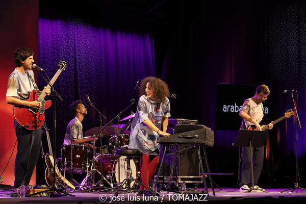 Dora Morelenbaum (48 Festival de Jazz de Vitoria. 2025-07-19) Por José Luis Luna Rocafort [INSTANTZZ AKA Galería fotográfica AKA Fotoblog de jazz, impro… y algo más] - Tomajazz - Dora Morelenbaum actuó en el 48 Festival de Jazz de Vitoria 2025. José Luis Luna Rocafort la retrata en INSTANTZZ. Actuaron Dora Morelenbaum: voz, órgano, guitarra eléctrica Guilherme Lirio: guitarra eléctrica, órgano Guto Wirti: bajo eléctrica Daniel Conceiçao