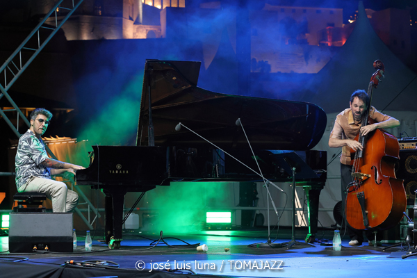 Álex Conde Trío (37 Eivissa Jazz 2025. 2025-09-04) Por José Luis Luna Rocafort [INSTANTZZ AKA Galería fotográfica AKA Fotoblog de jazz, impro… y algo más] - Tomajazz - Álex Conde Trío actuó en el 37 Eivissa Jazz 2025. José Luis Luna Rocafort lo retrata en INSTANTZZ. Actuaron Álex Conde, Pablo Martín Caminero, Michael Olivera