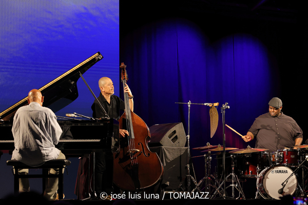 Kenny Barron Trio (48 Festival de Jazz de Vitoria. 2025-07-18) Por José Luis Luna Rocafort [INSTANTZZ AKA Galería fotográfica AKA Fotoblog de jazz, impro… y algo más] - Tomajazz - Kenny Barron Trio actuó en el 48 Festival de Jazz de Vitoria. José Luis Luna Rocafort lo retrata en INSTANTZZ. Actuaron Kenny Barron, Kiyoshi Kitagawa, Jonathan Blake
