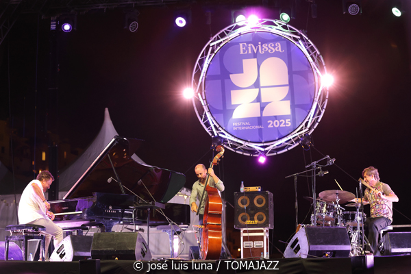Jacky Terrasson Trio (37 Eivissa Jazz 2025. Baluard de Santa Llúcia. Eivissa. 2025-09-05) Por José Luis Luna Rocafort [INSTANTZZ AKA Galería fotográfica AKA Fotoblog de jazz, impro… y algo más] - Tomajazz - Jacky Terrasson Trio actuó en el 37 Eivissa Jazz 2025. José Luis Luna Rocafort retrata el concierto en INSTANTZZ. Actuaron Jacky Terrasson, Sylvain Romano, Marc Miralta
