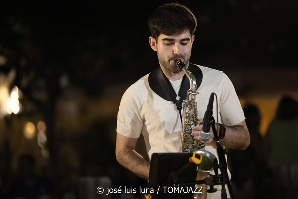 Goran Levi (37 Eivissa Jazz 2025. Passeig Vara de Rey. Eivissa. 2025-09-02) Por José Luis Luna Rocafort [INSTANTZZ AKA Galería fotográfica AKA Fotoblog de jazz, impro… y algo más] - Tomajazz - Goran Levi actuó en el 37 Eivissa Jazz 2025. José Luis Luna Rocafort lo retrata en INSTANTZZ. Intervinieron Goran Levi, Joan Garcías Tur, Josep Servera, Pere Miquel Molina