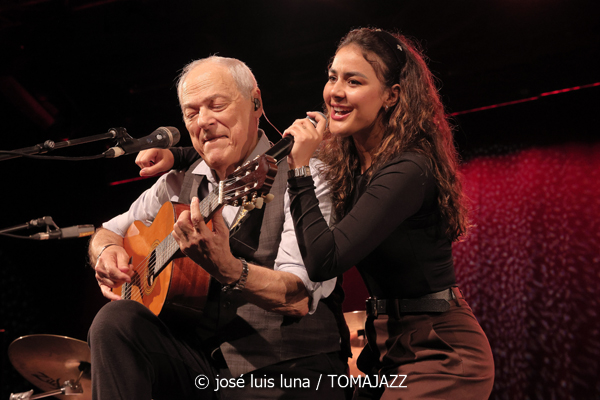 Toquinho (48 Festival de Jazz de Vitoria. 2025-07-19) Por José Luis Luna Rocafort [INSTANTZZ AKA Galería fotográfica AKA Fotoblog de jazz, impro… y algo más] - Tomajazz - Toquinho actuó en el 48 Festival de Jazz de Vitoria 2025. José Luis Luna Rocafort lo retrata en INSTANTZZ. Actuaron Toquinho, Dudu Penz, Mauro Martins, Camilla Faustino