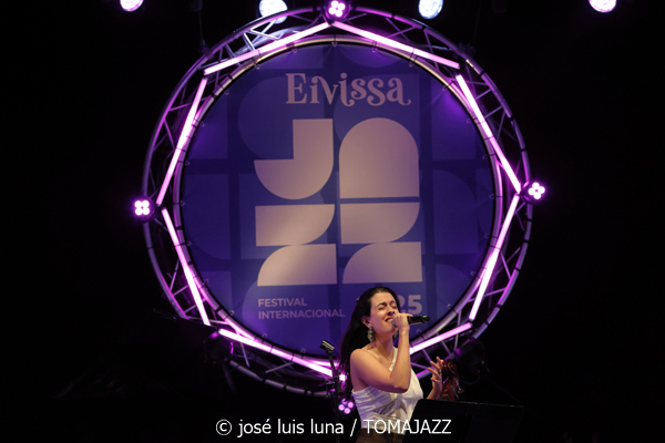 Eivissa Jazz Experience (37 Eivissa Jazz 2025. Baluard de Santa Llúcia. Eivissa. 2025-09-02) Por José Luis Luna Rocafort [INSTANTZZ AKA Galería fotográfica AKA Fotoblog de jazz, impro… y algo más] - Tomajazz - La actuación del Eivissa Jazz Experience es un clásico que no podía faltar en el 37 Eivissa Jazz 2025. José Luis Luna Rocafort lo retrata en INSTANTZZ. En 2025 participaron Abe Rábade, Perico Sambeat, María Toro, Antía Muiño, Reinier Elizarde "El Negrón", Michael Olivera