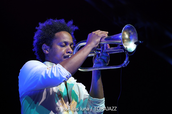 Carlos Sarduy & Groove Messengers (37 Eivissa Jazz 2025. Baluard de Santa Llúcia. Eivissa. 2025-09-06) Por José Luis Luna Rocafort [INSTANTZZ AKA Galería fotográfica AKA Fotoblog de jazz, impro… y algo más] - Tomajazz - Carlos Sarduy & Groove Messengers actuaron en el 37 Eivissa Jazz 2025. José Luis Luna Rocafort lo retrata en INSTANTZZ. Actuaron Carlos Sarduy, Alexey León, Vicent Tur, Abel Marcel, Aaron Puente, Jay Kalo Sánchez, Marina Abad, Noslen Ortega