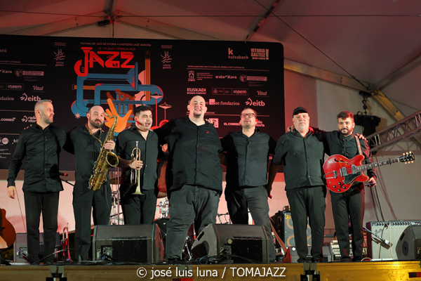 Rambalaya (48 Festival de Jazz de Vitoria. 2025-07-12) Por José Luis Luna Rocafort [INSTANTZZ AKA Galería fotográfica AKA Fotoblog de jazz, impro… y algo más] - Tomajazz - Rambalaya actuó en el 48 Festival de Jazz de Vitoria. José Luis Luna Rocafort retrata su concierto en INSTANTZZ. Rambalaya son Jonathan Herrero, Anton Jarl, Matías Míguez, Hector Martín, Nil Mujal, Àlex López, Raül Marc Portell