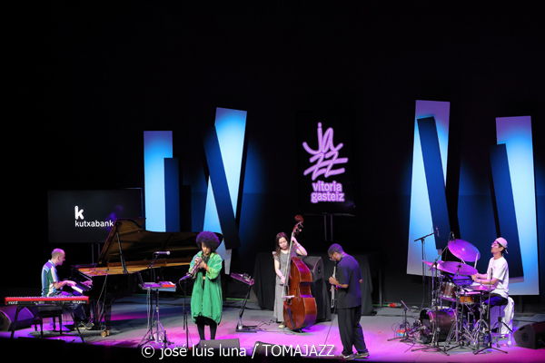 Milena Casado (48 Festival de Jazz de Vitoria. 2025-07-19) Por José Luis Luna Rocafort [INSTANTZZ AKA Galería fotográfica AKA Fotoblog de jazz, impro… y algo más] - Tomajazz - Milena Casado actuó en el 48 Festival de Jazz de Vitoria 2025. José Luis Luna Rocafort la retrata en INSTANTZZ. Actuaron Milena Casado, Morgan Guerin, Lex Korten, Kanoa Mendenhall, Jongkuk Kim