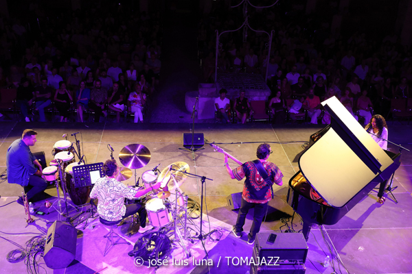 Glenda E (Jazz Palma Festival 2025. Castell de Bellver. Palma. 2025-08-07) Por José Luis Luna Rocafort [INSTANTZZ AKA Galería fotográfica AKA Fotoblog de jazz, impro… y algo más] - Tomajazz - Glenda E actuó en el Jazz Palma Festival 2025 en Castell de Bellver. José Luis Luna Rocafort lo retrata en INSTANTZZ. Actuaron Glenda E, Carlos Martín, Shayan Fathi, Abel Sanabria