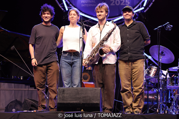 Anja Gottberg Quartet (37 Eivissa Jazz 2025. Baluard de Santa Llúcia. Eivissa. 2025-09-04) Por José Luis Luna Rocafort [INSTANTZZ AKA Galería fotográfica AKA Fotoblog de jazz, impro… y algo más] - Tomajazz - Anja Gottberg Quartet actuó en el 37 Eivissa Jazz 2025, el 4 de septiembre. José Luis Luna Rocafort lo retrata en INSTANTZZ. Actuaron Anja Gottberg, Coleman Rose, Abe Gold, Magnus Austad