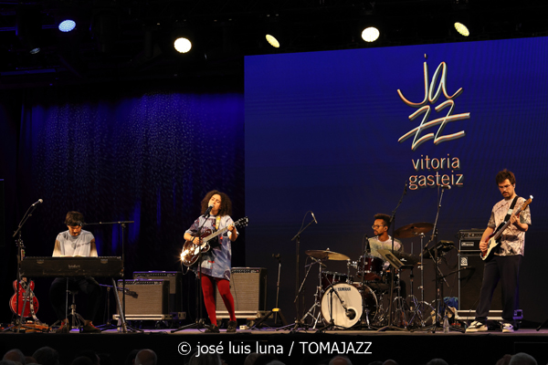 Dora Morelenbaum (48 Festival de Jazz de Vitoria. 2025-07-19) Por José Luis Luna Rocafort [INSTANTZZ AKA Galería fotográfica AKA Fotoblog de jazz, impro… y algo más] - Tomajazz - Dora Morelenbaum actuó en el 48 Festival de Jazz de Vitoria 2025. José Luis Luna Rocafort la retrata en INSTANTZZ. Actuaron Dora Morelenbaum: voz, órgano, guitarra eléctrica Guilherme Lirio: guitarra eléctrica, órgano Guto Wirti: bajo eléctrica Daniel Conceiçao